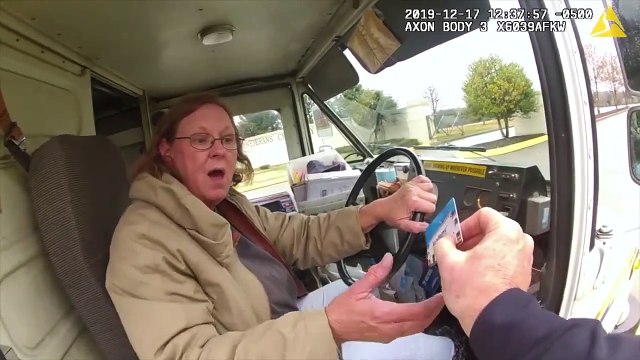 Au lieu de distribuer des contraventions des policiers donnent des billets de 50 $