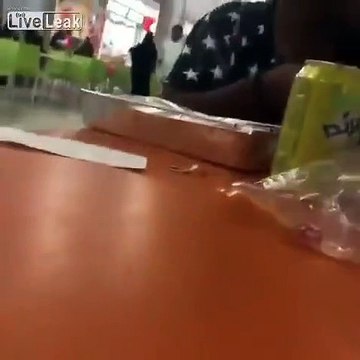 Il colle son ami à une chaise avec de la super glue... Mauvaise blague