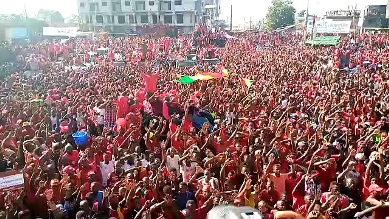 Les manifestants entonnent l'hymne du FNDC à l'esplanade du stade du 28 septembre