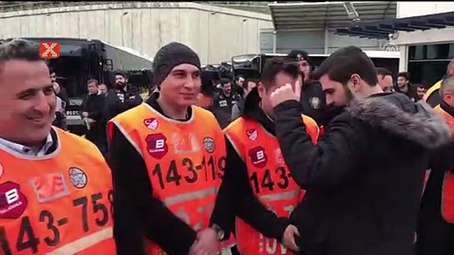 Beşiktaşlı taraftarlar, derbi öncesi toplandı