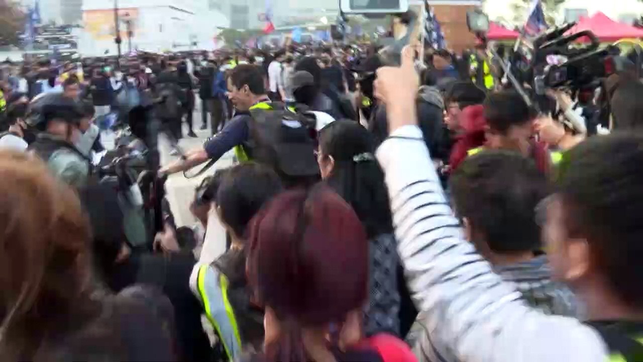 Hongkong: Polizei knüppelt Demo für Uiguren nieder