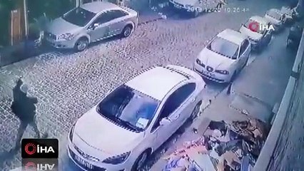 Uçan çatının altında kalmaktan saniyelerle kurtuldu, o anlar kameralara yansıdı