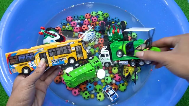 الحفار, شاحنة الوحش , سيارة الإطفاء, شاحنات القمامة و سيارات الشرطة ومجمو Excavator Toys روما وديانا يلعبان في الخارج. قاما بنصب ترامبولين وقررا أن يلعبا عليها. على الرغم من ذلك، روما بدأ باللعب في دوره، ولم يسمح للديانا باللعب! ذهبت تشكو إلى والدها، لكن