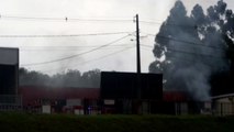 Bombeiros são mobilizados para combater incêndio em empresa às margens da BR-277