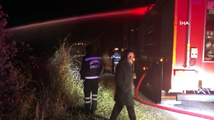 Elektrik prizinden çıkan yangın tek katlı ahşap evi kül etti