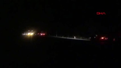 Otomobil yüksek gerilim hattı direğine çarptı, belde karanlığa büründü