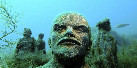 Crimea: Así es el espectacular museo de estatuas soviéticas bajo las aguas del Mar Negro