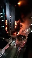Así se derrumba este rascacielos en llamas en Brasil