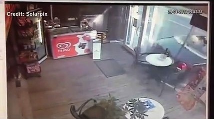 Este millonario con dos mujeres en bikini estrella su Rolls Royce contra una tienda en Mallorca