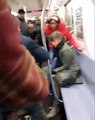 El peligroso momento en que un pitbull muerde a una mujer en el metro de Nueva York