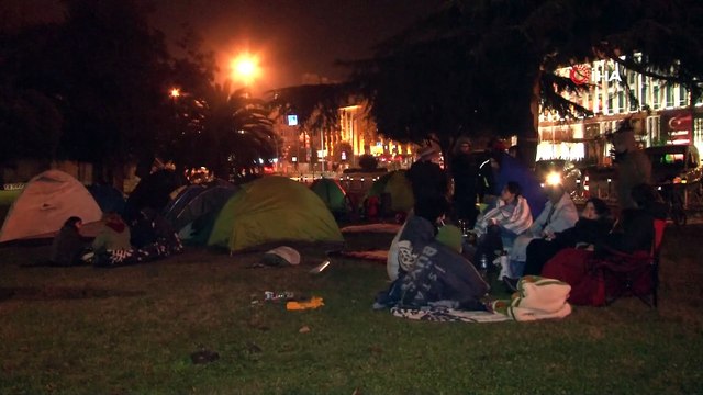 Hayvan severlerin İBB önündeki fayton eylemi gecede devam etti