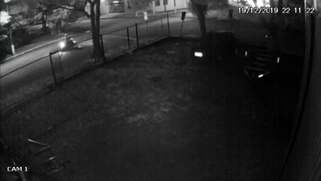 Câmeras flagram furto de 'carretinhas' em empresa no Bairro Maria Luiza