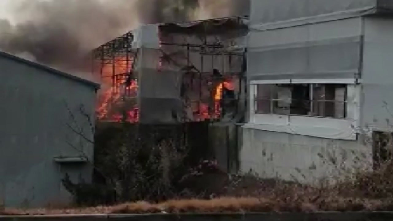 청주 상자 공장에 불...인명 피해 없어 / YTN