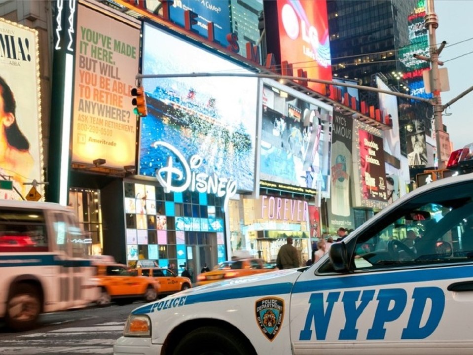 New York: Frau von herabfallendem Gegenstand erschlagen