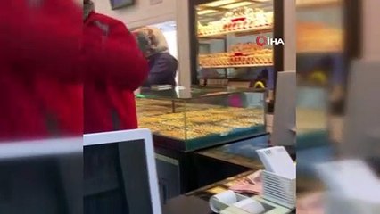 Masasının üstüne para bırakıyor, ihtiyacı olan alıp gidiyor