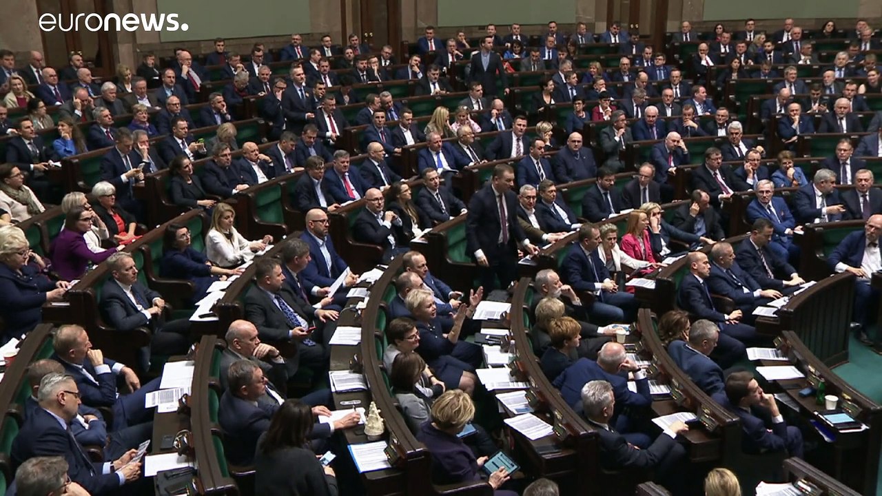 Polnisches Parlament ebnet umstrittener Justizreform den Weg - die EU warnt