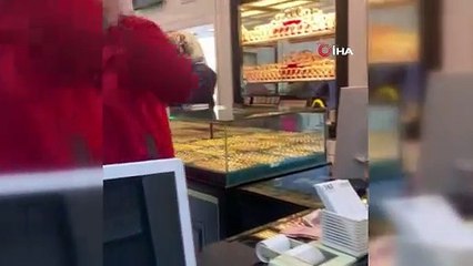 Masasının üstüne para bırakıyor, ihtiyacı olan alıp gidiyor
