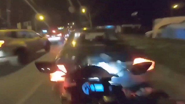 Un motard accélère beaucoup trop fort