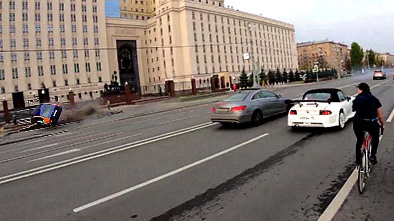 Des cyclistes assistent à un accident de voiture
