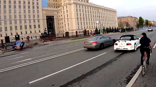 Des cyclistes assistent à un accident de voiture