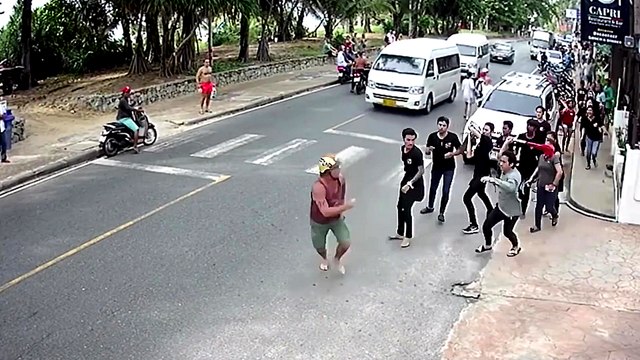 Un touriste américain se fait pourchasser