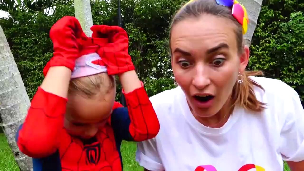 Vlad und Nikita spielen Superhelden! Videosammlung für die ganze Familie! روما وديانا يحاربان الذباب - قصص اطفال قبل النوم - روما وديانا كان يلعبان. لكن فجأة ظهر الذباب وأزعجهم. توصل روما وديانا إلى كيفية التخلص من الذباب المزعج.  روما وديانا يحاربان الذب