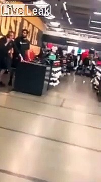 Voleurs à Noel : ils quittent le magasin les bras remplis de vêtements !