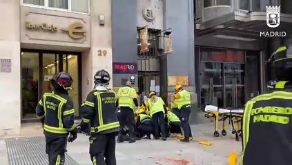Herida muy grave una mujer al caerle los cascotes de una cornisa en el centro de Madrid
