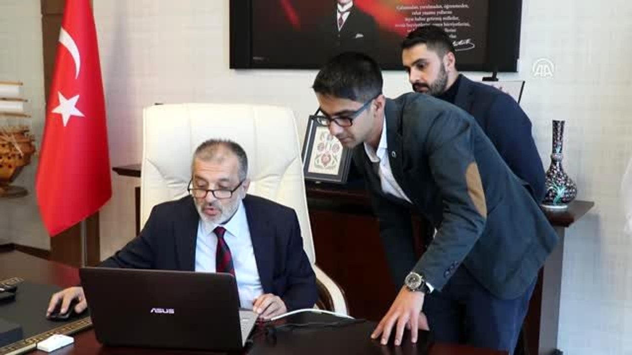 İSTE Rektörü Türkay Dereli, AA'nın "Yılın Fotoğrafları"nı oyladı