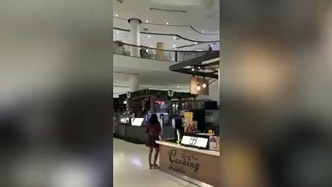 Le toit de ce centre commercial se brise et s'éffondre à cause de la pluie