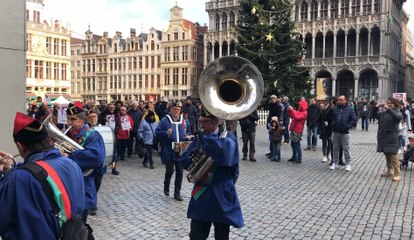 Manneken Pis déguisé en Coluche pour l'anniversaire des Restos Du Coeur