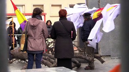 Irrumpen en el Cementerio de la Almudena a colgar carteles y cantar la Internacional ante el monumento a las víctimas de la guerra civil