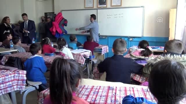 Öğrencilere Kardeşim Üşümesin projesi kapsamında kışlık giysi yardımı - KARS