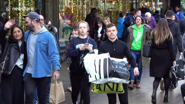 Panic Saturday: last-minute shoppers flood Oxford Street in central London