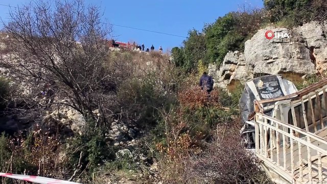 Kamyonet uçuruma yuvarlandı: 2 ölü