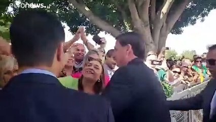 شاهد: رئيس البرازيل بولسونارو ينعت صحفياً بـ"المثلي الجنسي"