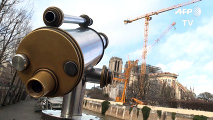 Notre-Dame sans messe de Noël et surmontée d'une grue géante