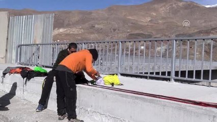 Botan Vadisi'nde 94 metreden "serbest düşüş" atlayışı