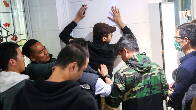 Hong Kong ‘Christmas shopping protesters’ confronted by police