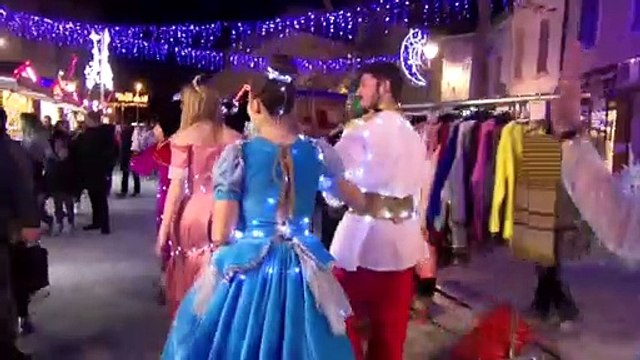 Martigues. Les enfants émerveillés au passage de la parade de Noël