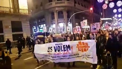 Crits contra la policia espanyola a la marxa de torxes