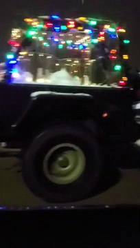 Il croise le traineau du Père Noël sur l'autoroute