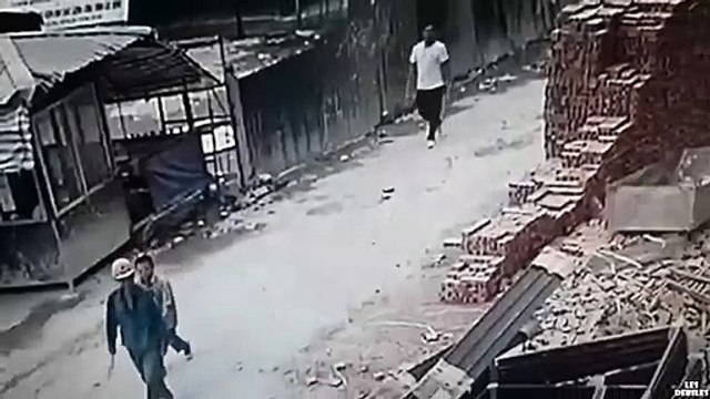 Ces 2 ouvriers vont avoir beaucoup de chance