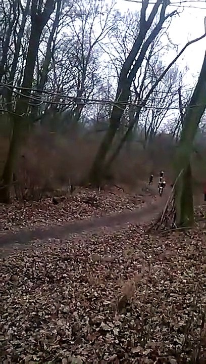Ces cyclistes se font couper la route par quelque chose d'incroyable