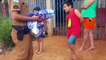 Policiais militares fazem surpresa para crianças no Cascavel Velho