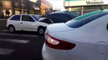 Três veículos se envolvem em acidente na Avenida Carlos Gomes