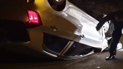 심야 교통사고 차량서 운전자 구조한 해경 / YTN