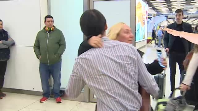 Abrazos y besos navideños en la terminal