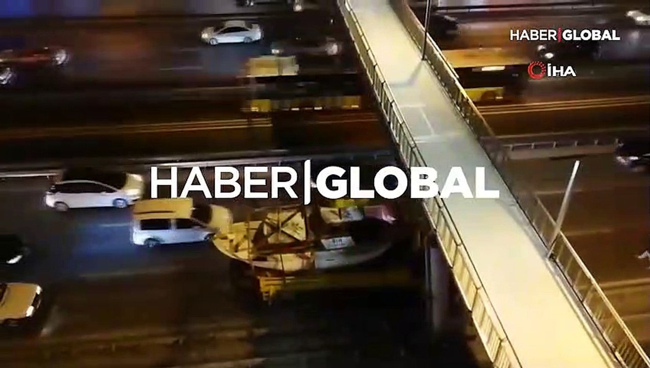 E-5 Karayolu'nda 'yok artık' dedirten kaza! Tekne, vinç, üst geçit…