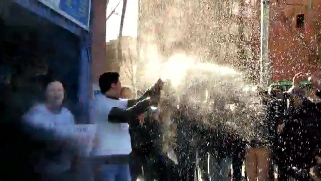 Loteros de Barcelona celebran el reparto del Gordo de la Lotería